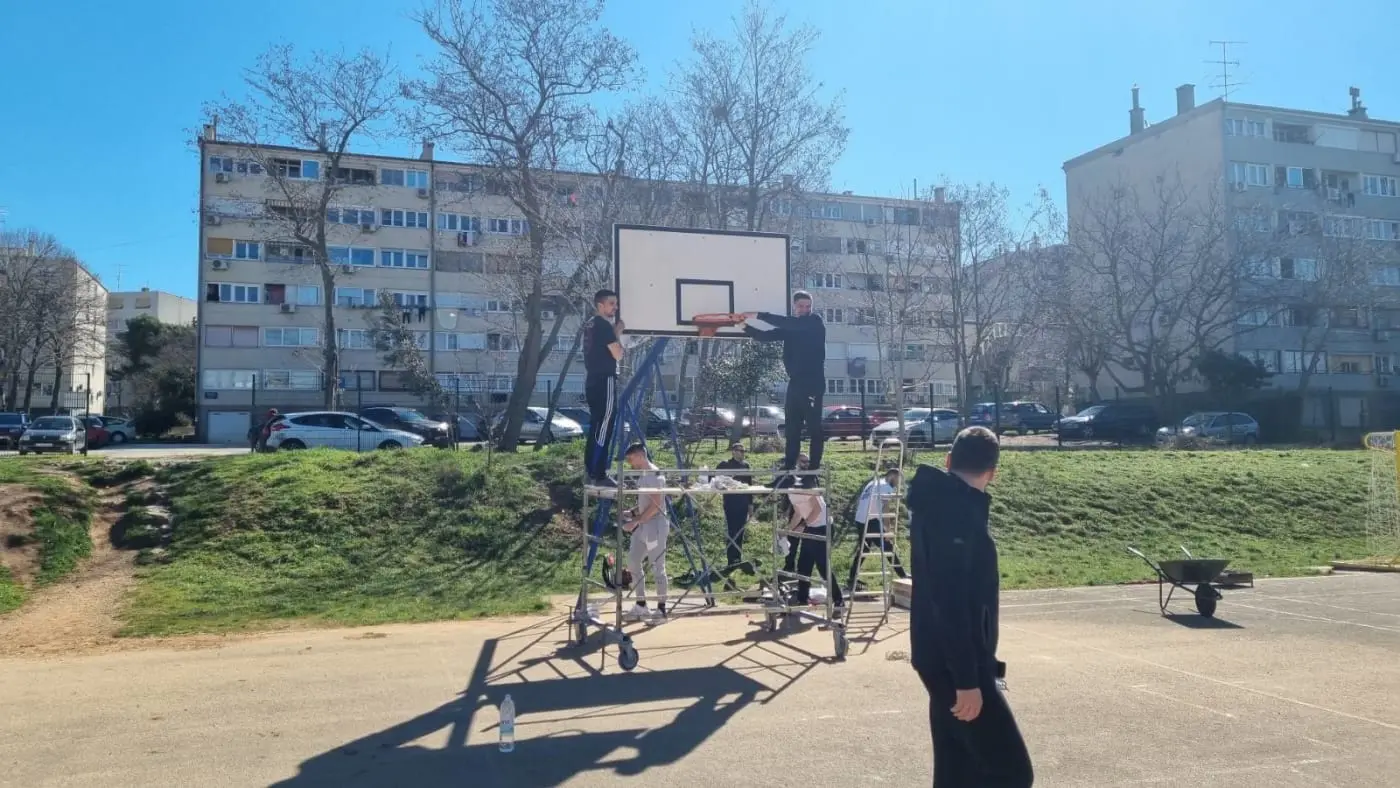 Volonteri na radnoj akciji