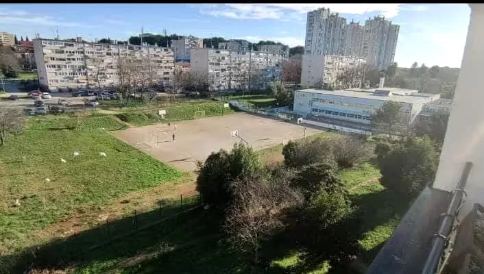 Igralište OŠ Veruda prije radne akcije